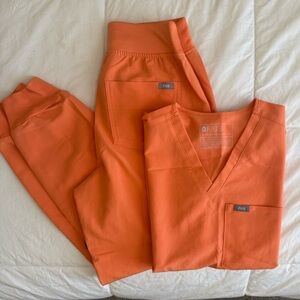 Figs scrub top and bottom